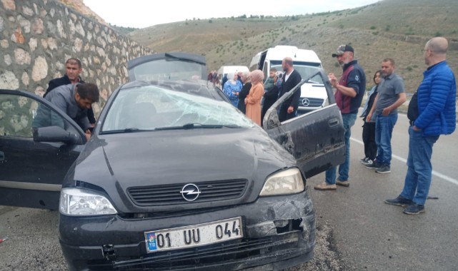 Kontrolden çıkan araç istinat duvarına çarptı: 4 yaralı