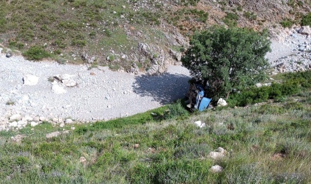 Kontrolden çıkan otomobil uçuruma yuvarlandı: 2 yaralı