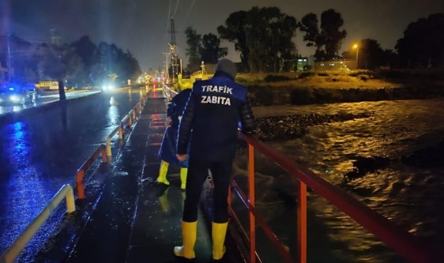 Kuvvetli yağışlar derelerin debisini arttırdı, caddeler göle döndü