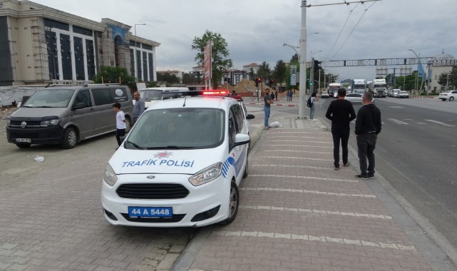 Malatya'da otomobil yayalara çarptı: 2 yaralı