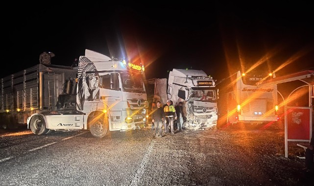 Malatya’da yem yüklü tır devrildi