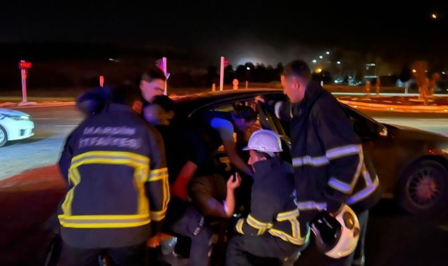Mardin’de otomobil bankete çarptı: 4 yaralı