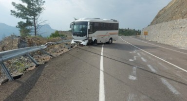 Midibüs bariyerlere çarptı: 2 yaralı