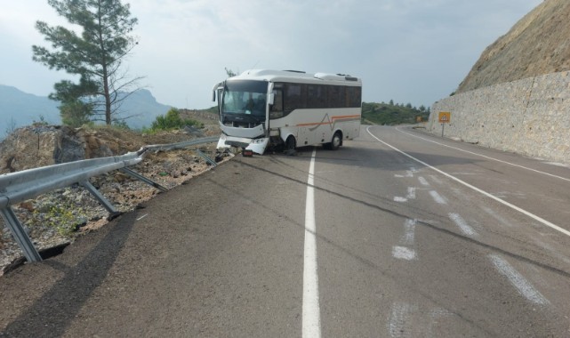 Midibüs bariyerlere çarptı: 2 yaralı