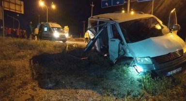 Midibüs ile panelvan çarpıştı: 24 yaralı