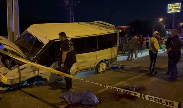 Minibüs orta refüje çarparak savruldu: 1 ölü