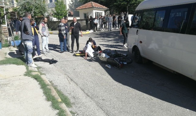 Motosiklet öğrenci servisi ile çarpıştı: 2 yaralı