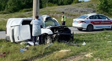 Otomobil beton direğe çarptı: 1 ölü, 1 yaralı