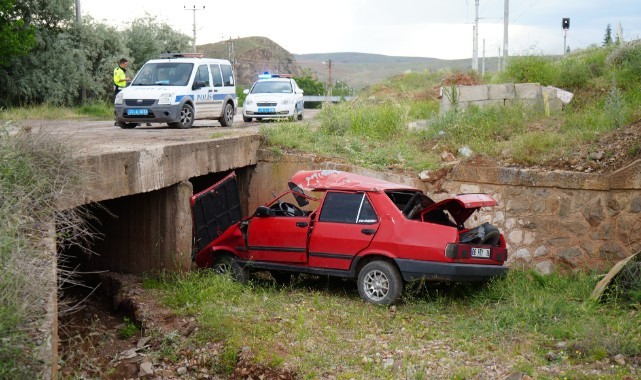 Otomobil beton menfeze çarptı: 2 yaralı