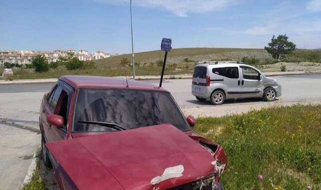 Otomobil ile hafif ticari araç çarpıştı: 3 yaralı
