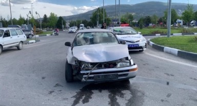 Otomobil ile minibüs çarpıştı: 1 yaralı