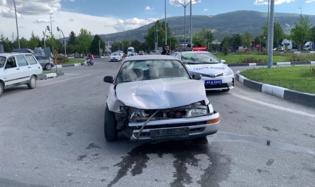 Otomobil ile minibüs çarpıştı: 1 yaralı