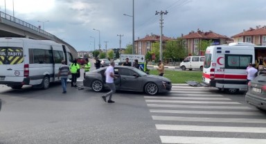 Otomobil ile minibüs çarpıştı: 2 yaralı