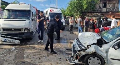 Otomobil ile minibüs kafa kafaya çarpıştı: 4 yaralı