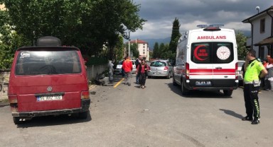 Otomobil ile panelvan çarpıştı: 3 yaralı