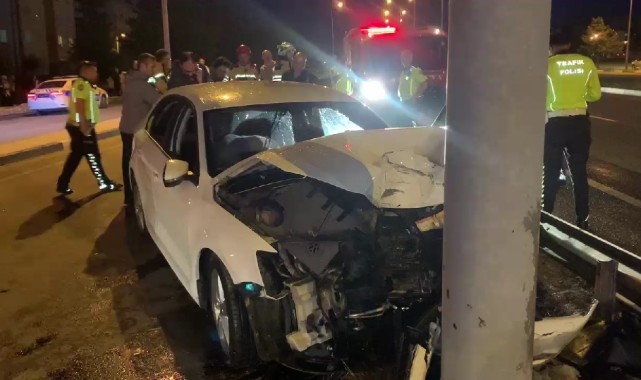Otomobil levha direğine çarptı: 1 yaralı