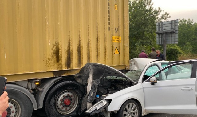 Otoyol’da otomobil, tıra ok gibi saplandı: 2 yaralı