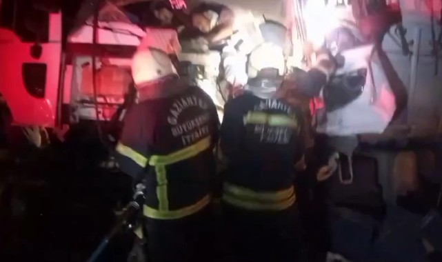Otoyolda iki tır çarpıştı: 3 yaralı
