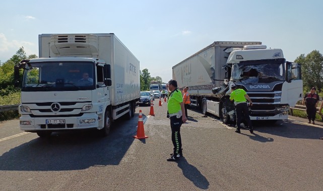 Otoyolda tanker ile tır çarpıştı: 2’si çocuk 5 kişi yaralı