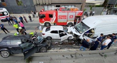 Panelvan araç iki otomobille kafa kafaya çarpıştı: 6 yaralı