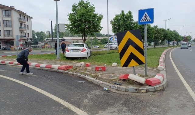Refüje çıkan otomobil ağaca çarptı: 2 yaralı