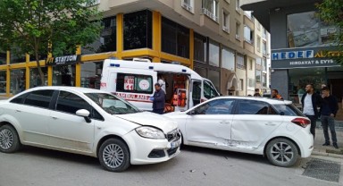 Samsun'da iki otomobil çarpıştı: 3 yaralı