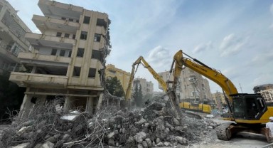 Şanlıurfa'da ağır hasarlı binaların yıkımı devam ediyor