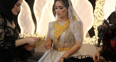 Şanlıurfa'da aşiret düğününde takılar valizlerle taşındı