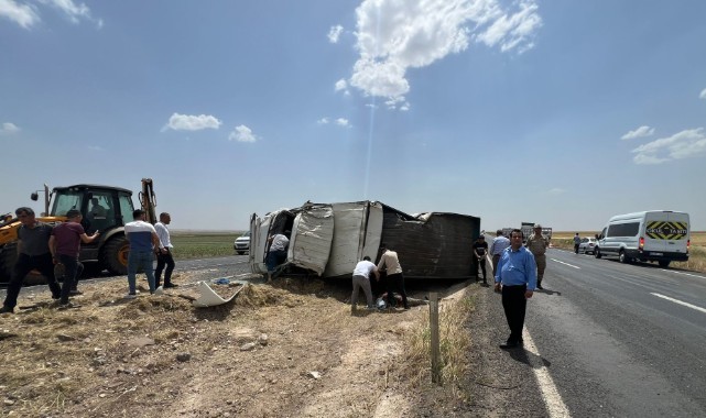 Şanlıurfa’da kamyon devrildi: 2 yaralı