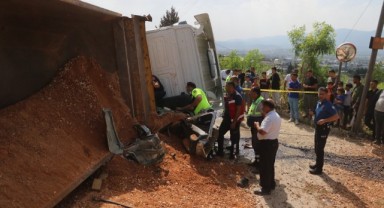 Seyir halindeki otomobilin üzerine kamyon devrildi: 3 yaralı