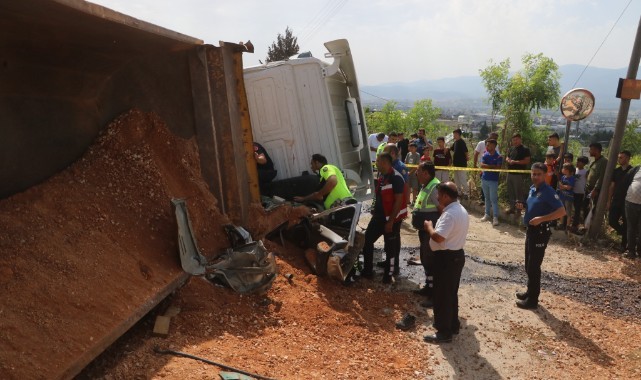Seyir halindeki otomobilin üzerine kamyon devrildi: 3 yaralı