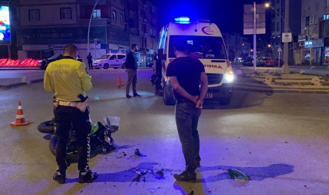 Sürat motoru ile kamyonet çarpıştı: 1 yaralı