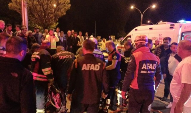 Takla atan otomobilde sıkışan kişiler kurtarıldı