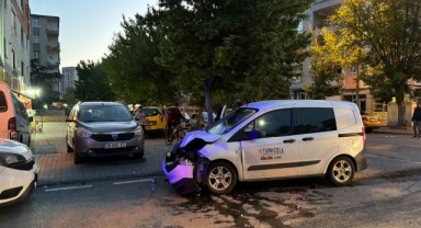 Ticari taksi ile hafif ticari araç çarpıştı: 2 yaralı