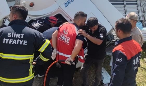 Tır şarampole yuvarlandı: 1 ölü, 1 yaralı