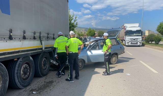 Tırın altına giren otomobilde hayatını kaybetti