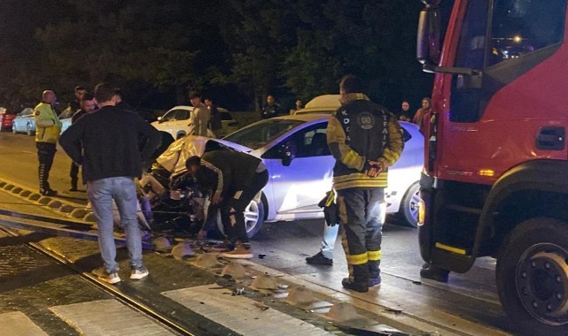 Trafik ışıklarında otomobiller çarpıştı: 1 yaralı