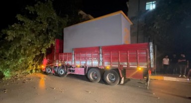 Trafo kulübesi yüklü tır ağacı devirdi: 1 yaralı