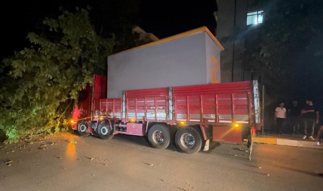 Trafo kulübesi yüklü tır ağacı devirdi: 1 yaralı