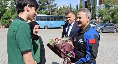 Türkiye'nin ilk astronotu Gezeravcı, Şanlıurfa'da öğrencilerle buluştu
