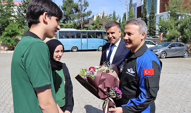 Türkiye'nin ilk astronotu Gezeravcı, Şanlıurfa'da öğrencilerle buluştu