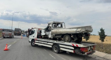 Un yüklü tır ile kamyonet çarpıştı: 2 ölü, 1 yaralı