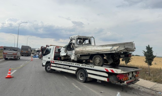 Un yüklü tır ile kamyonet çarpıştı: 2 ölü, 1 yaralı