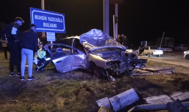 Urfa plakalı araç sinyalizasyon direğine çarptı: 2 yaralı