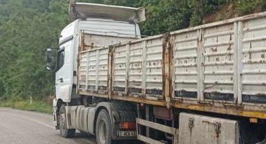 Urfa plakalı tır ile otomobil çarpıştı: 3 yaralı