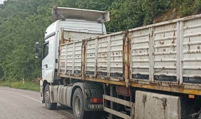 Urfa plakalı tır ile otomobil çarpıştı: 3 yaralı