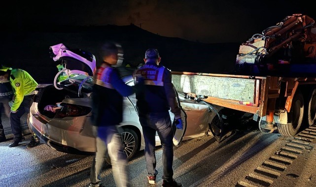 Vinçle otomobil çarpıştı: 1 ölü