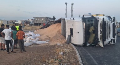 Viranşehir yolunda buğday yüklü tır devrildi: 1 yaralı