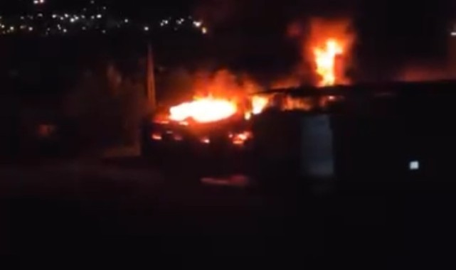 Yıldırım isabet eden inşaat malzeme deposu küle döndü!