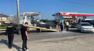 Yolcu minibüsü otomobille çarpıştı: 3 yaralı